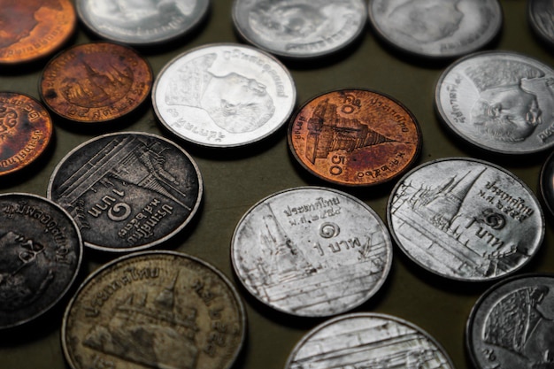 Фото Полный кадр монет на столе