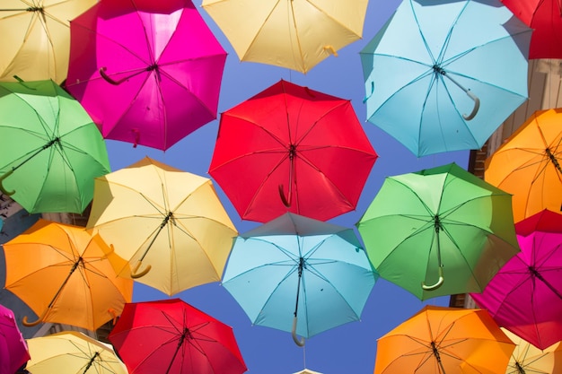 사진 야외 에 매달려 있는 다채로운 우산 들 의 풀 프레임 사진