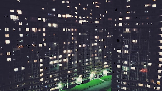 Фото Полный кадр современного здания ночью