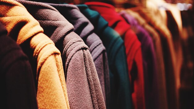 Фото Полный кадр разноцветной одежды в магазине