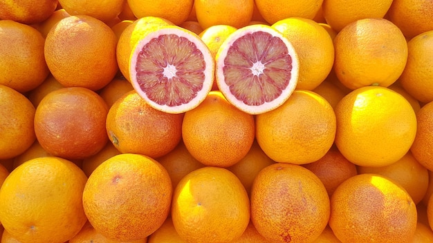 Фото Полный кадр апельсинов на рынке