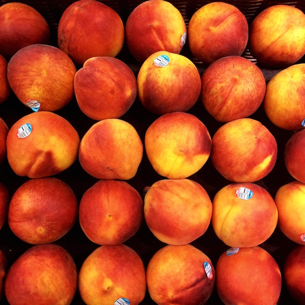 Фото Полный кадр персиков для продажи на рынке