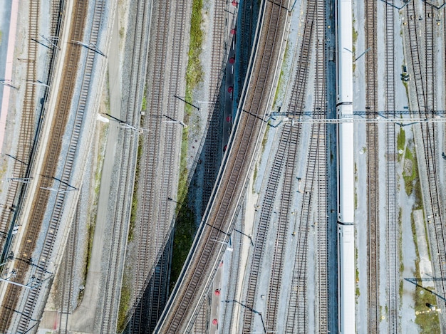 写真 都市の鉄道線路のフルフレームショット