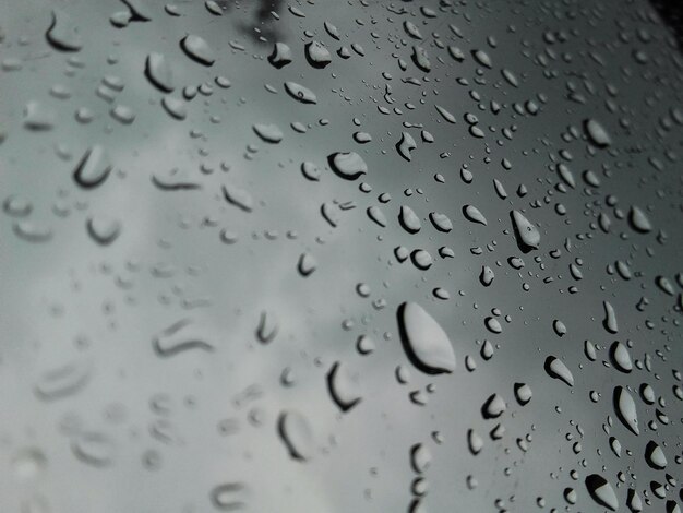 Фото Полный кадр капель дождя на стеклянном окне
