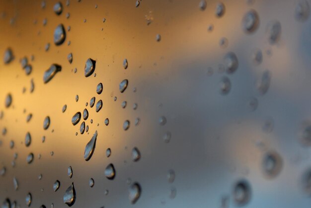 写真 ガラスの窓上の雨滴のフルフレームショット