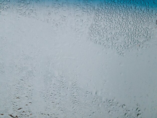 写真 ガラスの窓上の雨滴のフルフレームショット