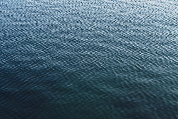 Фото Полный кадр волнистой поверхности воды