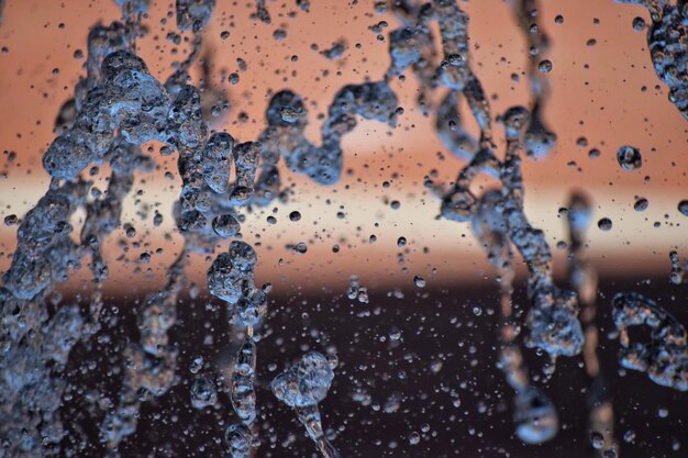 Фото Полный кадр капель воды на окне