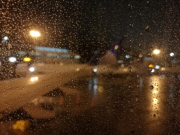 写真 夜の湿ったガラスの窓のフルフレームショット