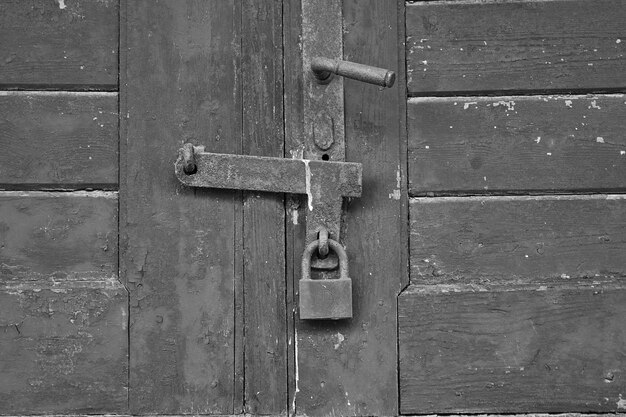 Photo full frame shot of old closed doors