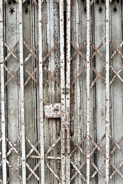 Photo full frame shot of old rusty closed gate