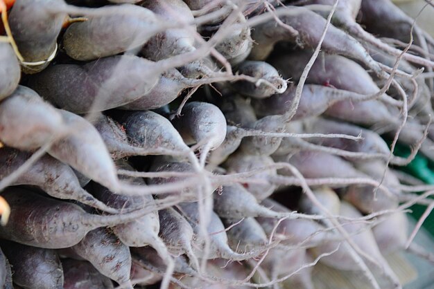 Foto scatto completo di cipolle per la vendita sul mercato