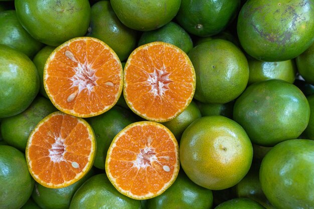市場でのオレンジのフルフレームショット