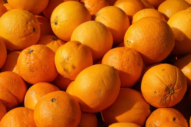 市場のスタンドで販売されているオレンジのフルフレームショット