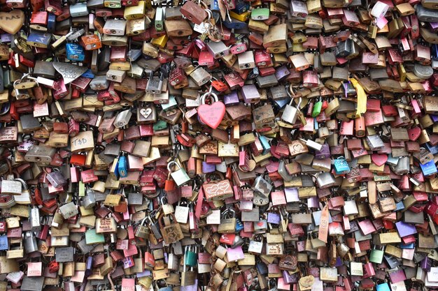 Photo full frame shot of padlocks chainlink fence