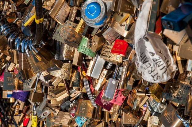 Photo full frame shot of padlocks