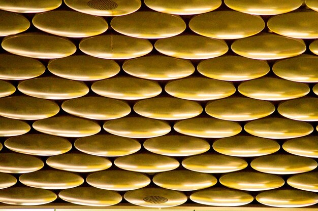 Photo full frame shot of patterned ceiling