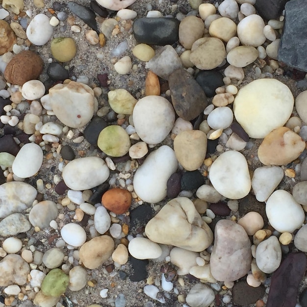 Foto immagine completa di ciottoli sulla spiaggia