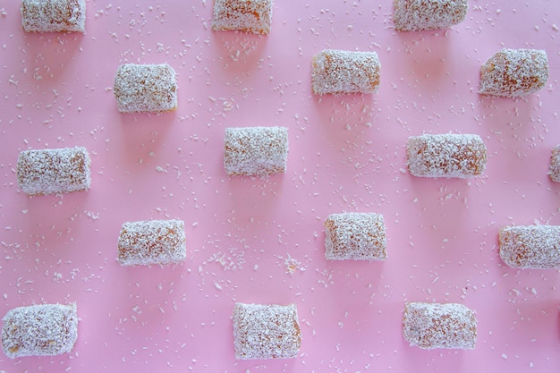 Foto fotografia completa della torta rosa