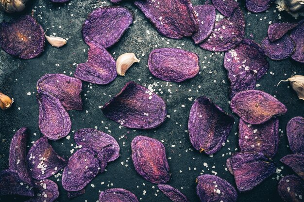 Photo full frame shot of purple potato chips