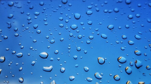 Photo full frame shot of raindrops on blue window