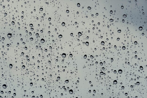 Photo full frame shot of raindrops on glass window