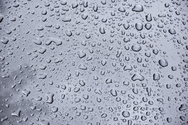 Полный кадр капель дождя на стеклянном окне
