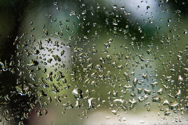 ガラスの窓上の雨滴のフルフレームショット