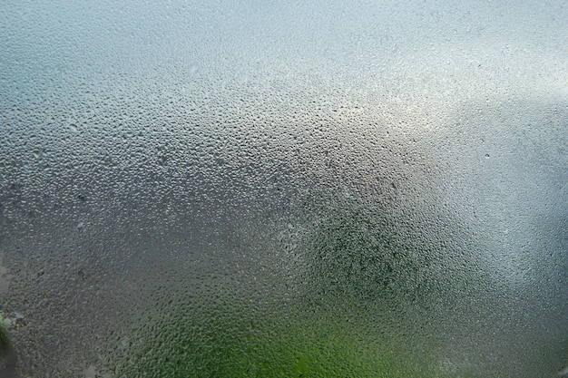Полный кадр капель дождя на стеклянном окне