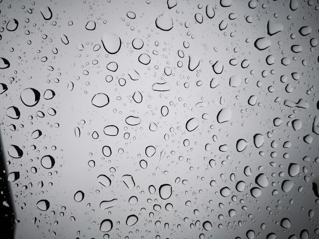 Foto immagine completa di gocce di pioggia sulla finestra di vetro