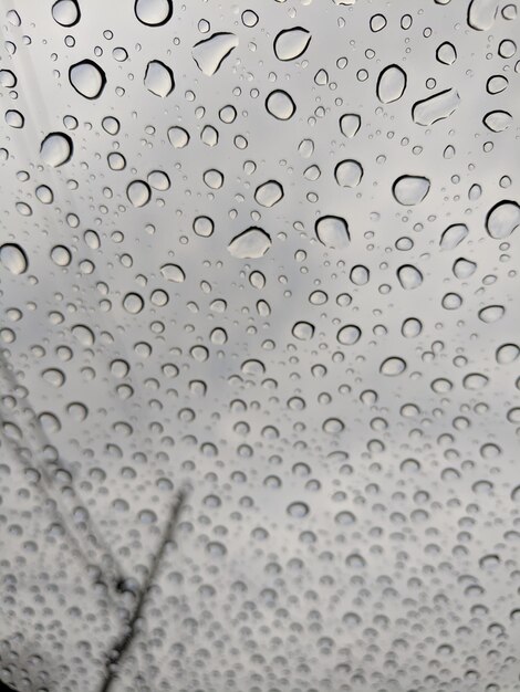 Photo full frame shot of raindrops on window