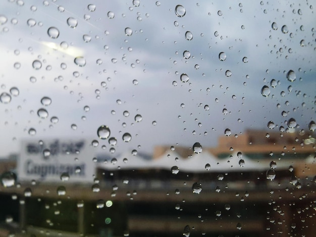 Foto immagine completa di gocce di pioggia sulla finestra