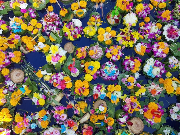 Photo full frame shot of religious offerings in river