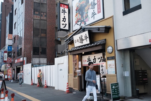 都市の住宅建物のフルフレームショット