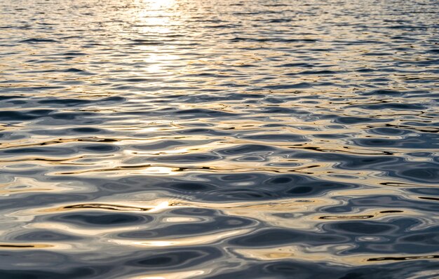 Полный кадр волнистой воды