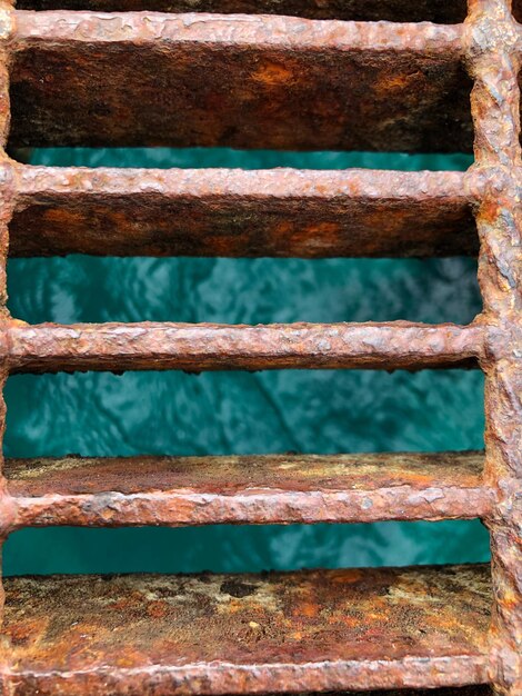 Photo full frame shot of rusty metal ladder