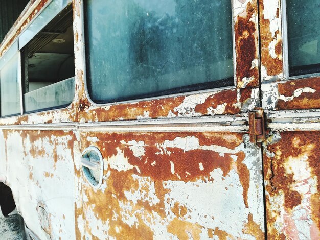 Photo full frame shot of rusty metal window