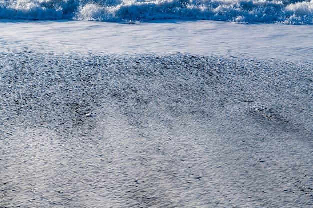 Foto fotografia completa della riva del mare durante l'inverno