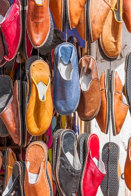 Foto fotografia completa di scarpe in vendita in una bancarella del mercato