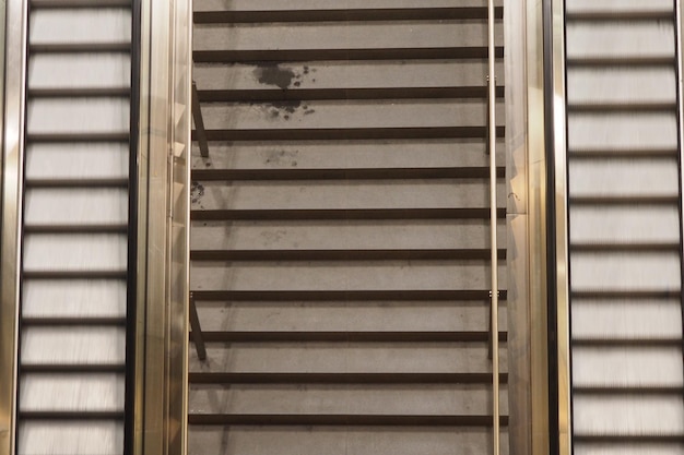 Foto foto completa della scala tra le scale mobili della stazione ferroviaria
