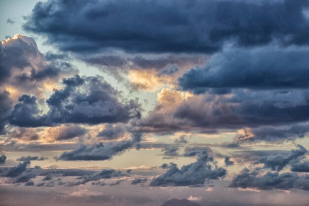 Foto fotografia completa delle nuvole di tempesta nel cielo