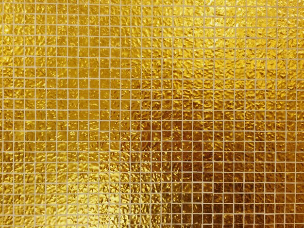 Полный кадр золотой стены с плитками