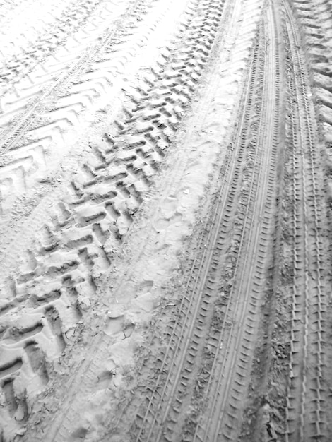 Photo full frame shot of tire tracks on beach