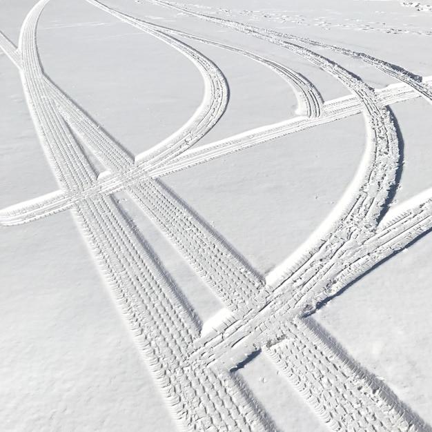 Foto fotografia completa delle tracce di pneumatici sulla neve