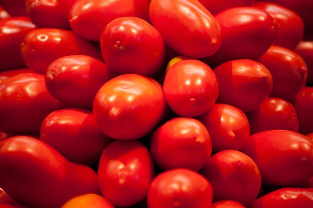 Foto fotografia completa di pomodori al mercato