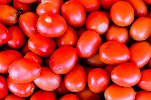 Photo full frame shot of tomatoes in market