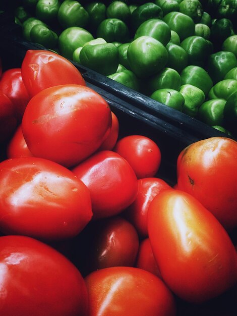 Foto immagine completa di pomodori sul mercato