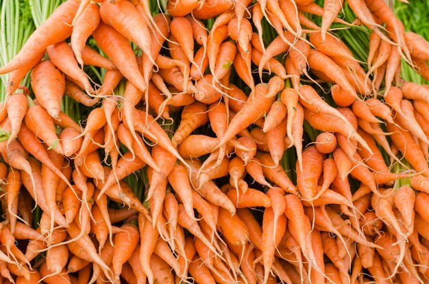 Foto full frame shot van wortels te koop op de markt stall