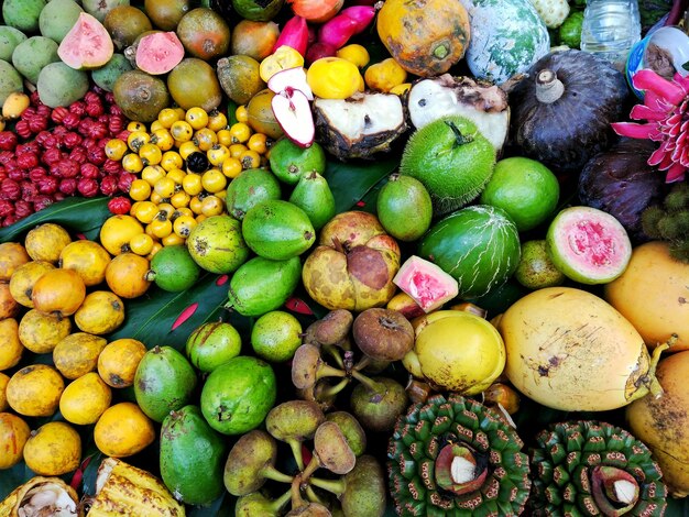 Foto fotografia completa di vari frutti al mercato