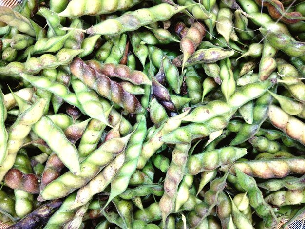 Foto fotografia completa di verdure in vendita alla bancarella del mercato